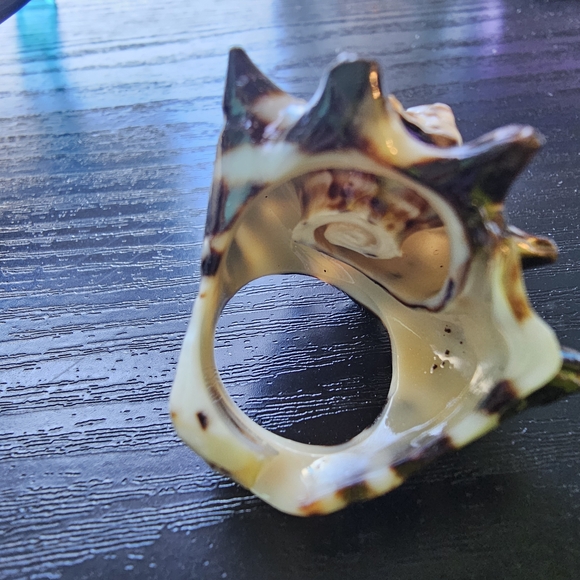 Carved Natural Shell Ring Brown and Cream Women's Appx Size 7 - Picture 6 of 9